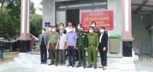 Các thành viên Khối thi đua Nội chính tỉnh trao nhà cho hộ chính sách cho gia đình ông Lê Quang Vinh tại thôn Vạn Ninh 1, xã Mỹ Tài, huyện Phù Mỹ.