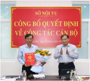 Giám đốc Sở Nội vụ trao Quyết định nghỉ hưu để hưởng chế độ bảo hiểm xã hội cho đồng chí Ngô Việt Thống, Trưởng Phòng Công chức, viên chức