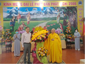 Giám đốc Sở Nội vụ Lê Minh Tuấn tặng hoa kính mừng Đại lễ Phật đản cho Ban Trị sự GHPGVN thành phố Quy Nhơn