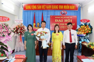 Đồng chí Trịnh Xuân Long, Bí thư Đảng ủy, Phó Giám đốc Sở Nội vụ tặng hoa chúc mừng Ban Chấp hành Chi bộ Văn phòng, nhiệm kỳ 2022-2025