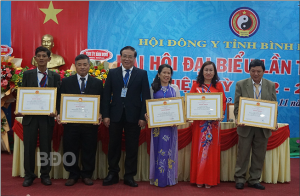 Chủ tịch Hội Đông y Việt Nam, PGS.TS Đậu Xuân Cảnh tặng Bằng khen cho 4 tập thể và 5 cá nhân có thành tích xuất sắc.