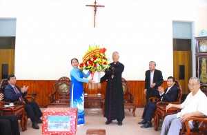 Đồng chí Nguyễn Thị Phong Vũ thăm, chúc mừng Giám mục  Nguyễn Văn Khôi – Giám mục Giáo phận Quy Nhơn