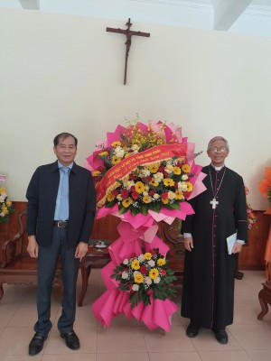 Đồng chí Lê Minh Tuấn, Giám đốc Sở Nội vụ  tặng hoa chúc mừng Giáo phận Quy Nhơn