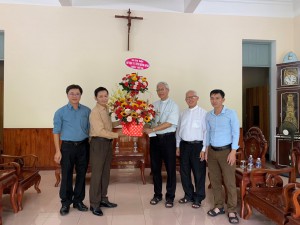 Ông Hồ Quang Thơm – Trưởng ban Ban Tôn giáo thay mặt Giám đốc Sở Nội vụ tặng hoa chúc mừng tân Giám mục Chính tòa Giáo phận Nha Trang
