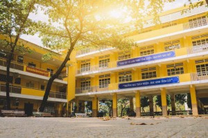Thành lập Trường Trung học phổ thông Bùi Thị Xuân trên cơ sở tách trường Trung học phổ thông Hùng Vương.