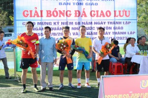 Ông Hồ Quang Thơm - Trưởng ban Ban Tôn giáo tặng hoa cho đại diện các đội bóng tham dự giải đấu
