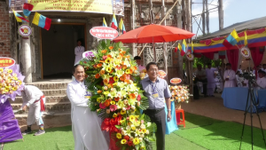 Ông Phạm Văn Nam – Phó Trưởng ban Ban Tôn giáo tặng hoa chúc mừng Lễ An vị Thánh tượng Đức Chí Tôn
