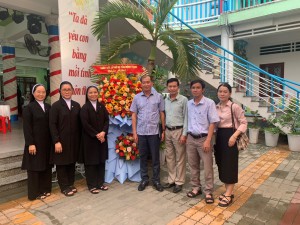 Giám đốc Sở Nội vụ Lê Minh Tuấn tặng hoa chúc mừng  Hội dòng Mến Thánh Giá Quy Nhơn