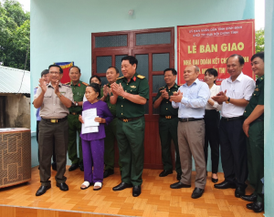 Trao Quyết định hỗ trợ nhà Đại đoàn kết cho hộ gia đình bà Nguyễn Thị Tiến