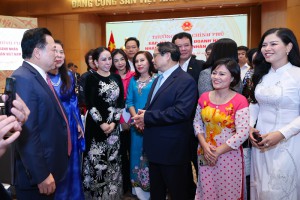 Thủ tướng Phạm Minh Chính trò chuyện với các doanh nhân, đại biểu tham dự buổi gặp mặt chiều 11/10/2023
