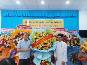 Ông Lê Minh Tuấn – Giám đốc Sở Nội vụ tặng hoa chúc mừng Tân ban Đại diện Hội thánh tỉnh Bình Định