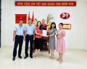 Đ/c Trần Thị Thu Lượng, Bí thư Chi bộ trao Quyết định công nhận đảng viên chính thức cho đồng chí Hồ Phương Thủy
