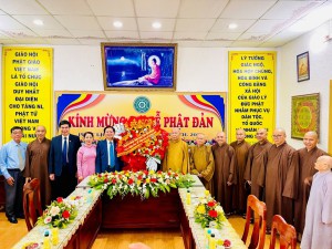Đồng chí Hồ Quốc Dũng tặng hoa chúc mừng Đại lễ Phật đản Phật lịch (PL) 2568 - Dương lịch (DL) 2024 tại Ban Trị sự GHPGVN tỉnh