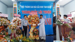 Ông Hồ Quang Thơm – Trưởng ban  Ban Tôn giáo tặng hoa, quà cho Họ đạo Lộc Thuận