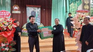 Ông Phạm Văn Nam – Phó Trưởng ban Ban Tôn giáo tặng quà cho Ban Đại diện Phật giáo Hòa Hảo tỉnh