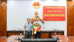 Phó Chủ tịch Thường trực UBND tỉnh Nguyễn Tuấn Thanh (trái) trao quyết định bổ nhiệm cho ông Nguyễn Thanh Vũ.