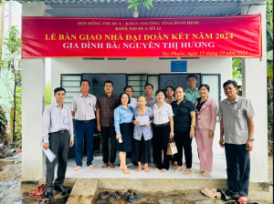 Trao nhà Đại đoàn kết cho hộ gia đình bà Nguyễn Thị Hương