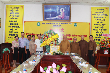 Đoàn Lãnh đạo Sở Nội vụ, Ban Tôn giáo tặng hoa, quà chúc mừng Đại lễ kỷ niệm 40 năm ngày thành lập GHPGVN tại Văn phòng GHPGVN tỉnh Bình Định