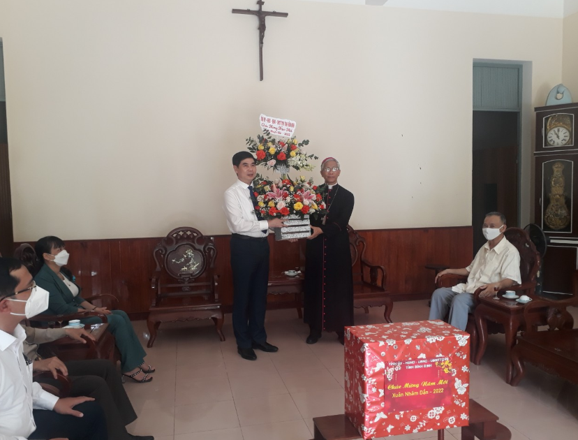 Đồng chí Lâm Hải Giang – Phó Chủ tịch UBND tỉnh tặng hoa chúc mừng Tết Nguyên Đán Nhâm Dần năm 2022 tại Tòa Giám mục Quy Nhơn