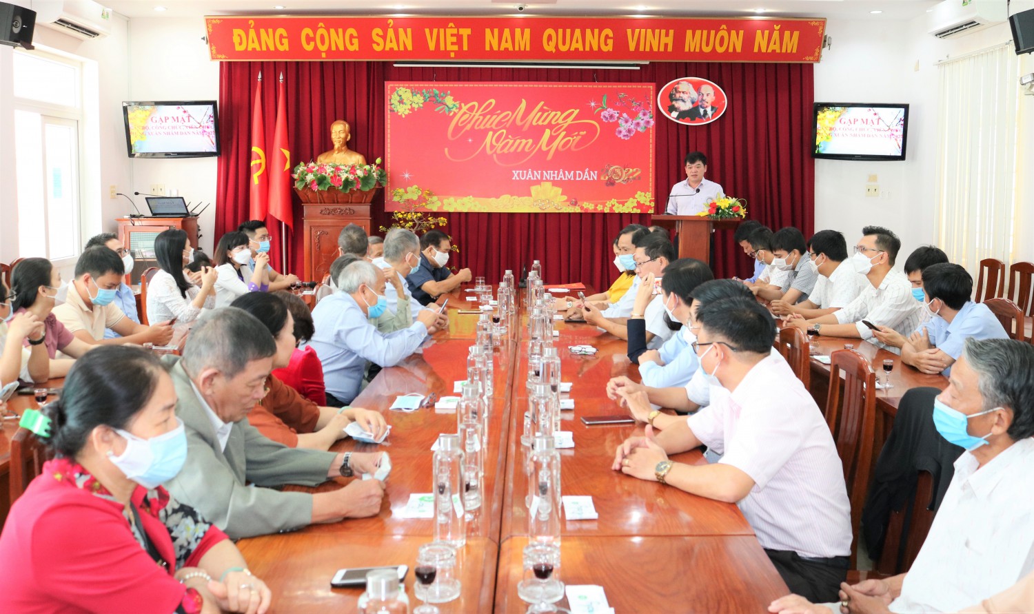 Đồng chí Trịnh Xuân Long, Bí thư Đảng ủy, Phó Giám đốc Sở báo cáo tại buổi gặp mặt