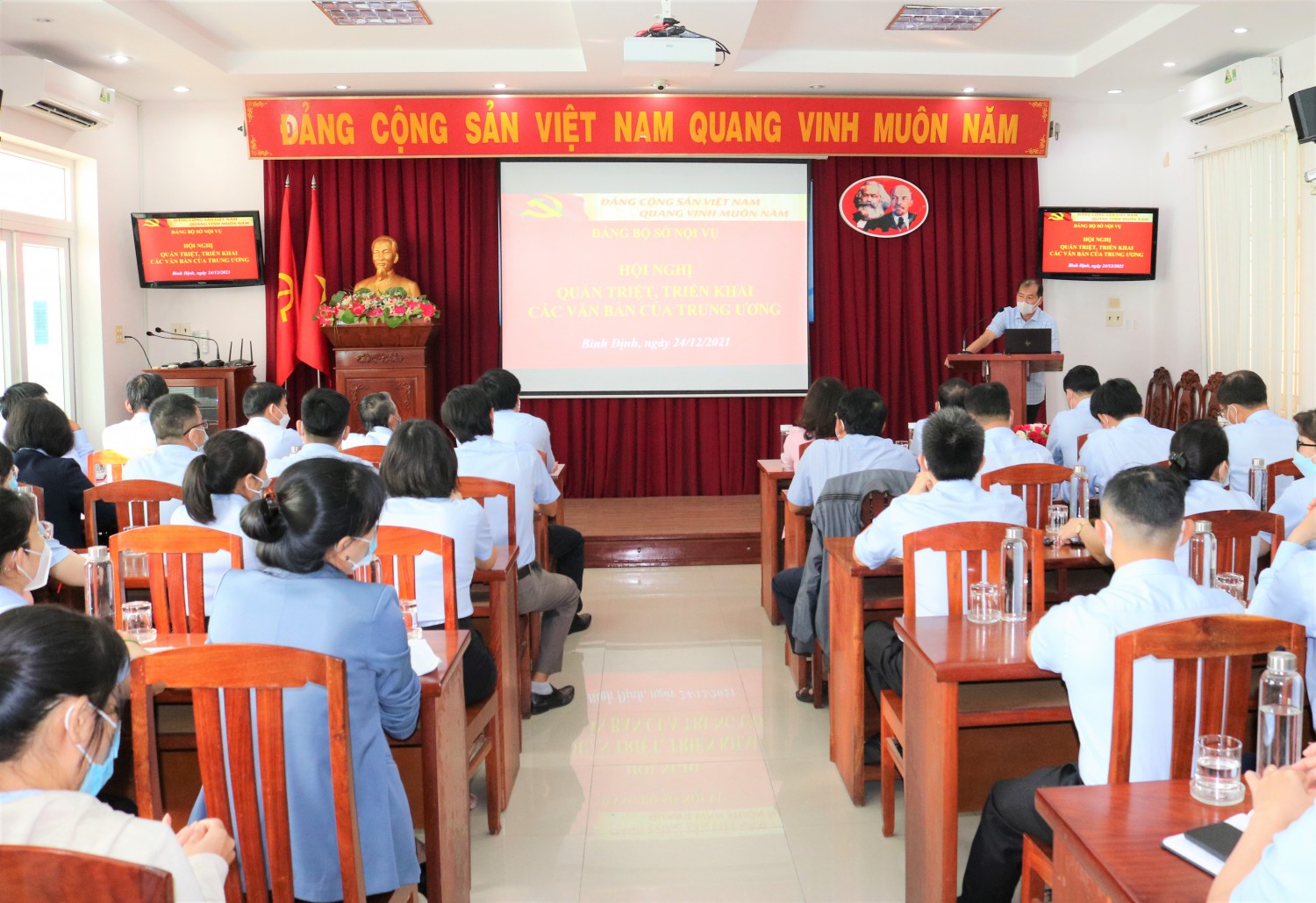 Đồng chí Lê Minh Tuấn, Tỉnh ủy viên, Phó trưởng Ban Tổ chức Tỉnh ủy,  Giám đốc Sở Nội vụ phổ biến, quán triệt, học tập Nghị quyết của Đảng  cho toàn thể đảng viên và quần chúng Sở Nội vụ