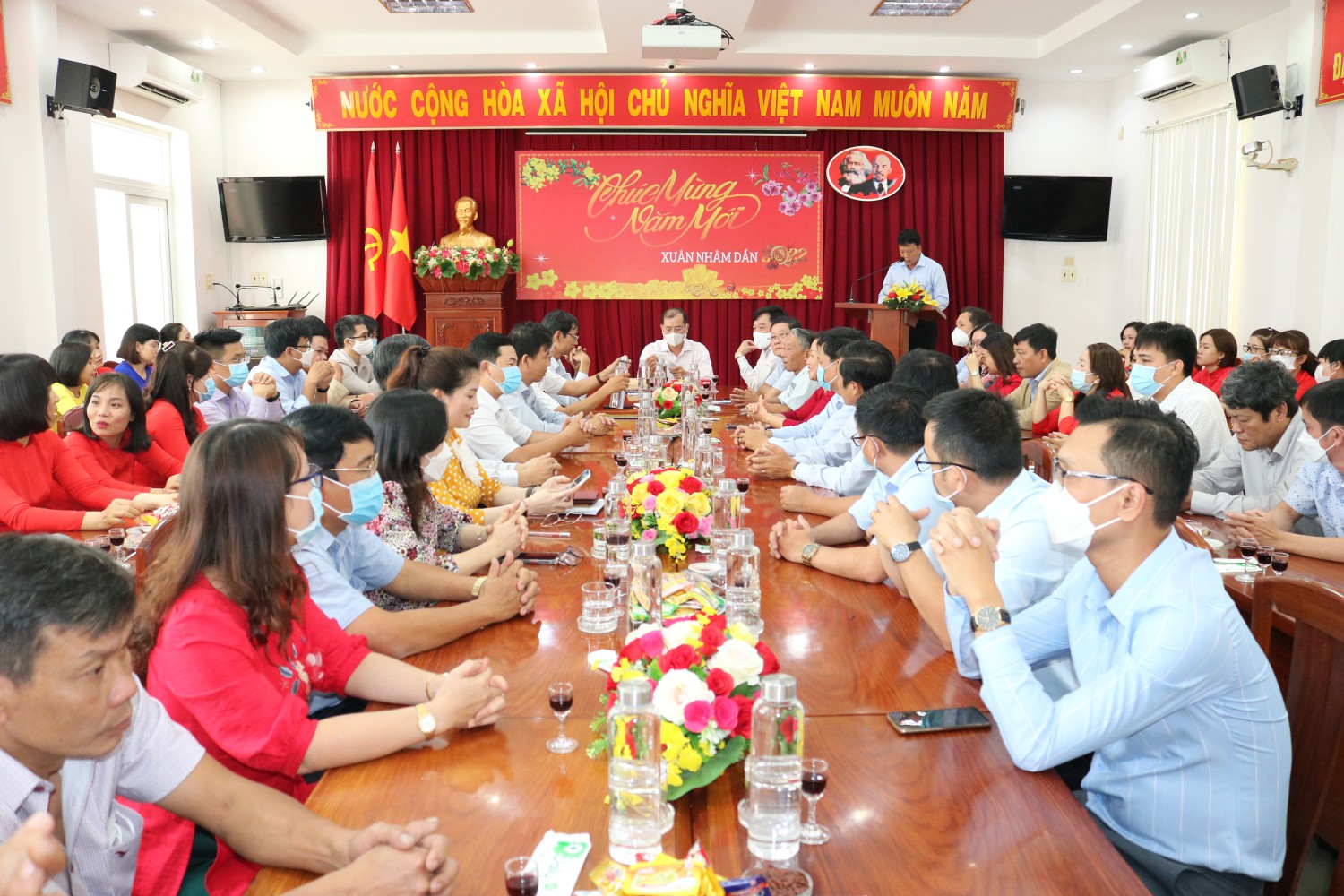 Đồng chí Trần Trung Định, Chánh Văn phòng Sở báo cáo tại buổi gặp mặt