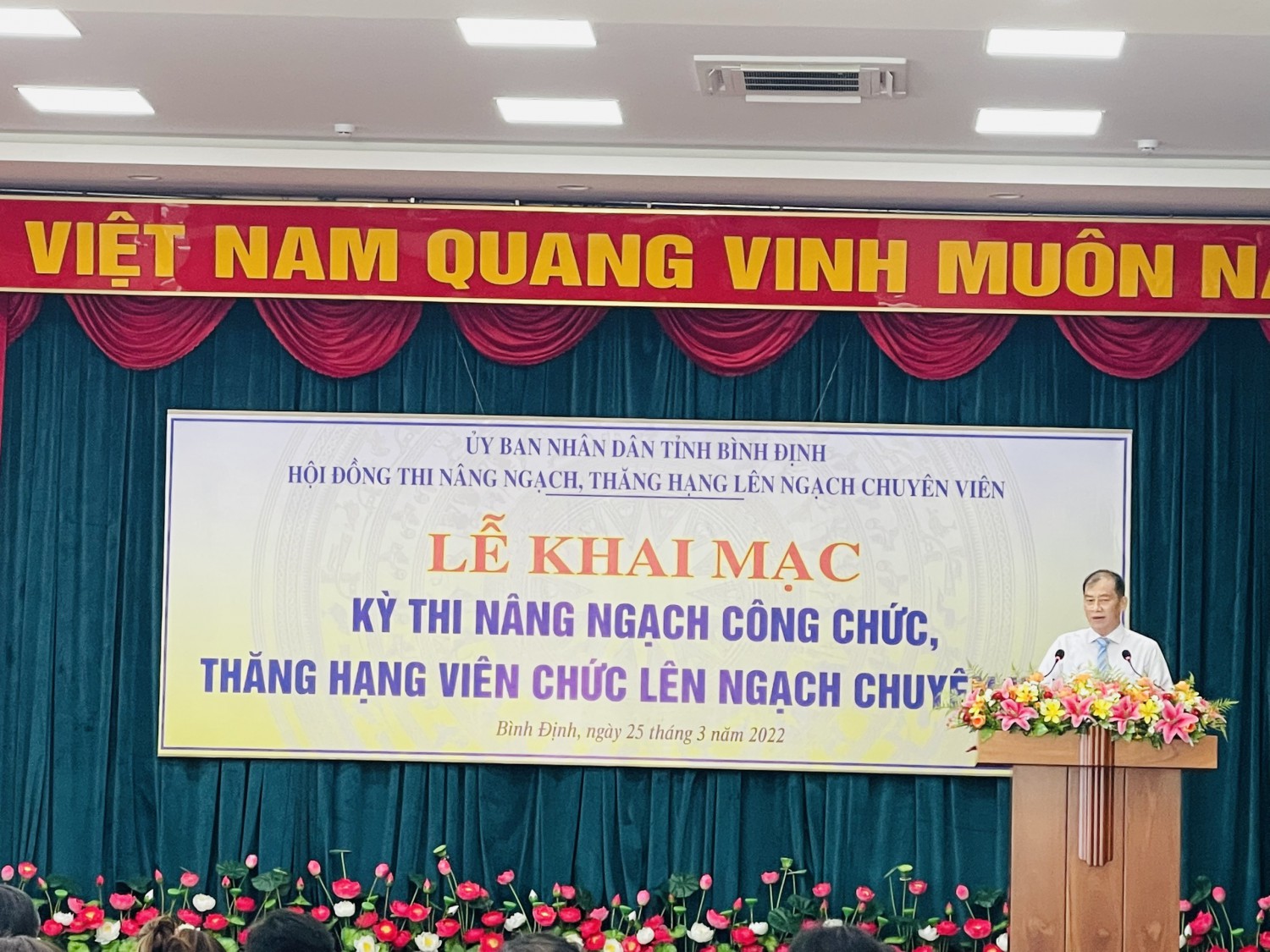 Ông Lê Minh Tuấn, Tỉnh ủy viên, Giám đốc Sở Nội vụ, Chủ tịch Hội đồng thi phát biểu tại Lễ khai mạc