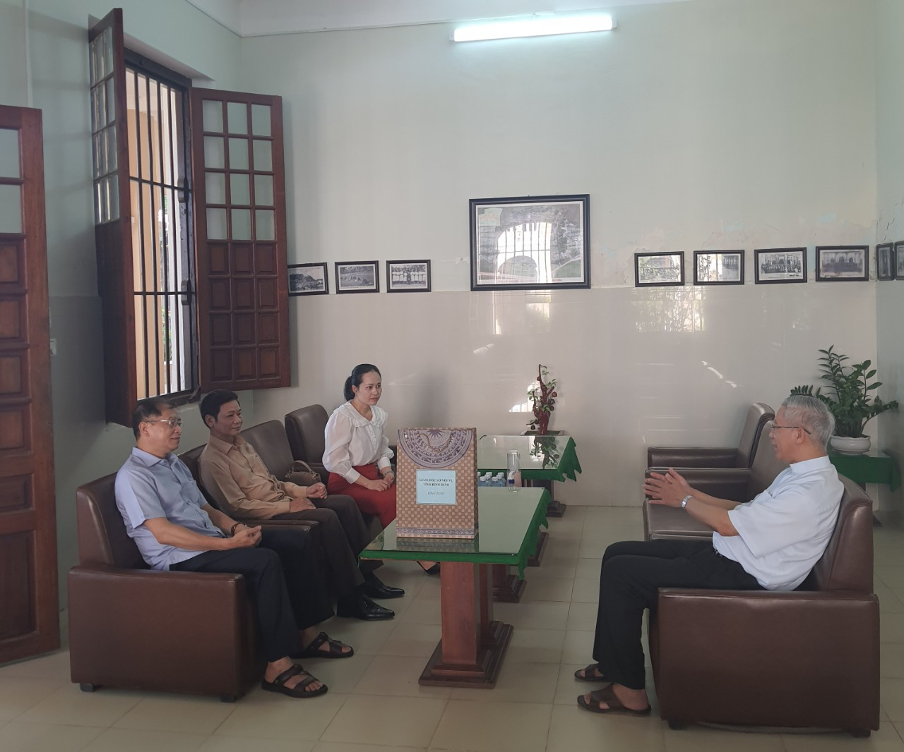 Giám đốc Sở Nội vụ tỉnh Bình Định thăm Giám mục Nguyễn Văn Khôi – Giám mục Giáo phận Quy Nhơn.
