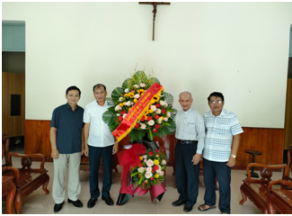 Giám đốc Sở Nội vụ Lê Minh Tuấn tặng hoa chúc mừng lễ Phục sinh 2022 Tòa Giám mục Quy Nhơn