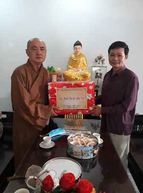 Ông Hồ Quang Thơm – Trưởng ban Ban Tôn giáo tặng quà chúc mừng Đại lễ Phật đản Phật lịch (PL) 2566 - Dương lịch (DL) 2022