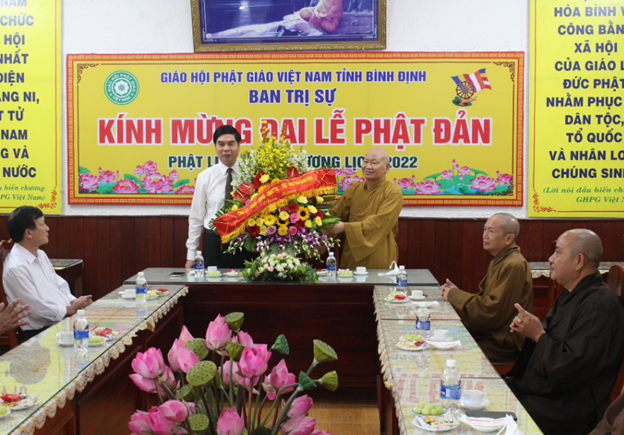 Đồng chí Lâm Hải Giang – Phó Chủ tịch UBND tỉnh tặng hoa chúc mừng Đại lễ Phật đản Phật lịch (PL) 2566 - Dương lịch (DL) 2022 tại Ban Trị sự GHPGVN tỉnh