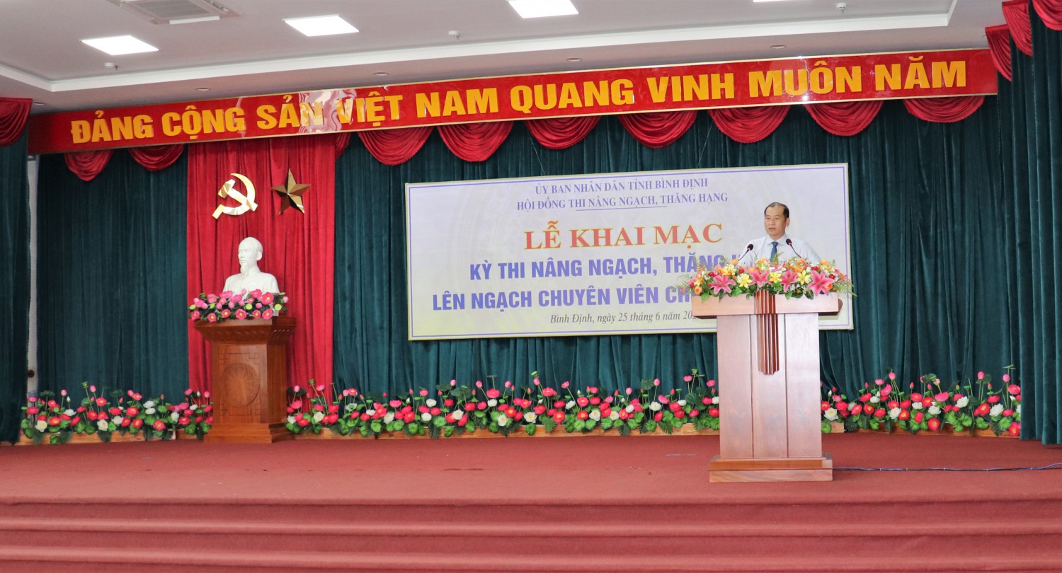 Đồng chí Lê Minh Tuấn, Giám đốc Sở Nội vụ,  Phó Chủ tịch Hội đồng thi phát biểu khai mạc Kỳ thi
