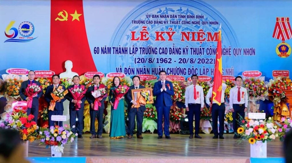 Phó Chủ tịch UBND tỉnh Lâm Hải Giang trao Huân chương Độc lập hạng Nhì cho Trường Cao đẳng Kỹ thuật Công nghệ Quy Nhơn.