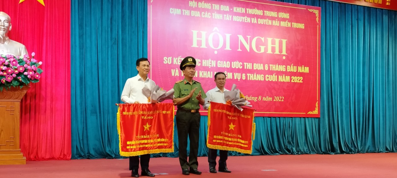 Thượng tướng Trần Quốc Tỏ, Ủy viên Ban Chấp hành Trung ương Đảng, Phó Bí thư Đảng ủy Công an Trung ương, Thứ trưởng Bộ Công an, thành viên Hội đồng -Thi đua Khen thưởng Trung ương trao Cờ thi đua của Chính phủ cho các tỉnh có thành tích xuất sắc