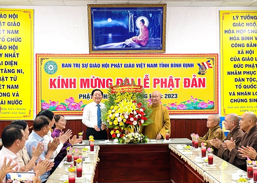 Đồng chí Hồ Quốc Dũng tặng hoa chúc mừng Đại lễ Phật đản Phật lịch (PL) 2567 - Dương lịch (DL) 2023 tại Ban Trị sự GHPGVN tỉnh