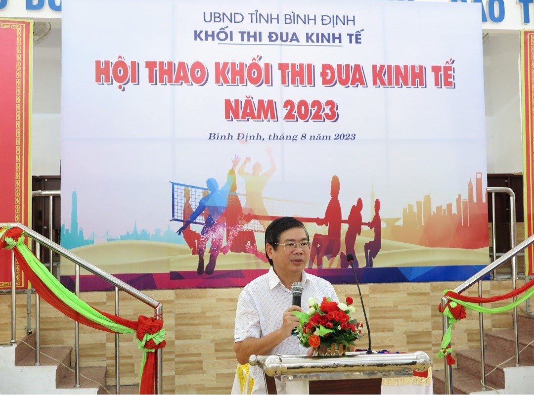 Ông Đào Văn Khôi – Trưởng ban Ban Giải phóng mặt bằng tỉnh, Trưởng Khối thi đua Kinh tế phát biểu khai mạc tại Hội thao.