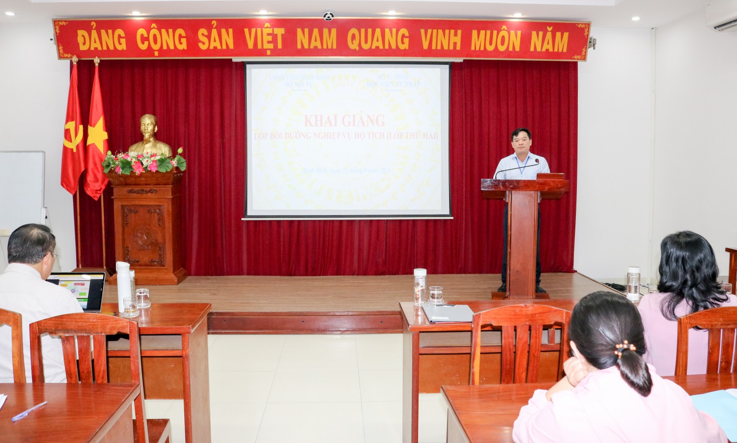 Đồng chí Trịnh Xuân Long, Phó Giám đốc Sở phát biểu tại buổi Lễ khai giảng