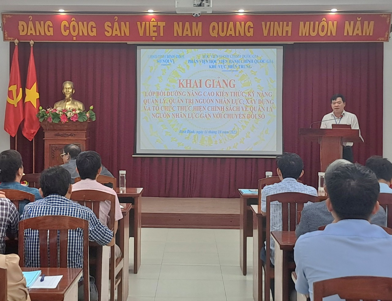 Đồng chí Trịnh Xuân Long, Phó Giám đốc Sở phát biểu tại buổi Lễ khai giảng