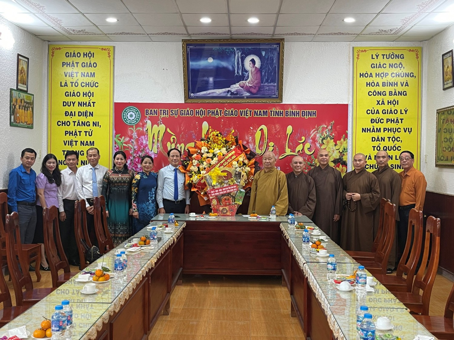 Ông Phạm Anh Tuấn  - Chủ tịch UBND tỉnh tặng hoa chúc mừng Tết Nguyên Đán Giáp Thìn năm 2024 tại Ban Trị sự GHPGVN tỉnh