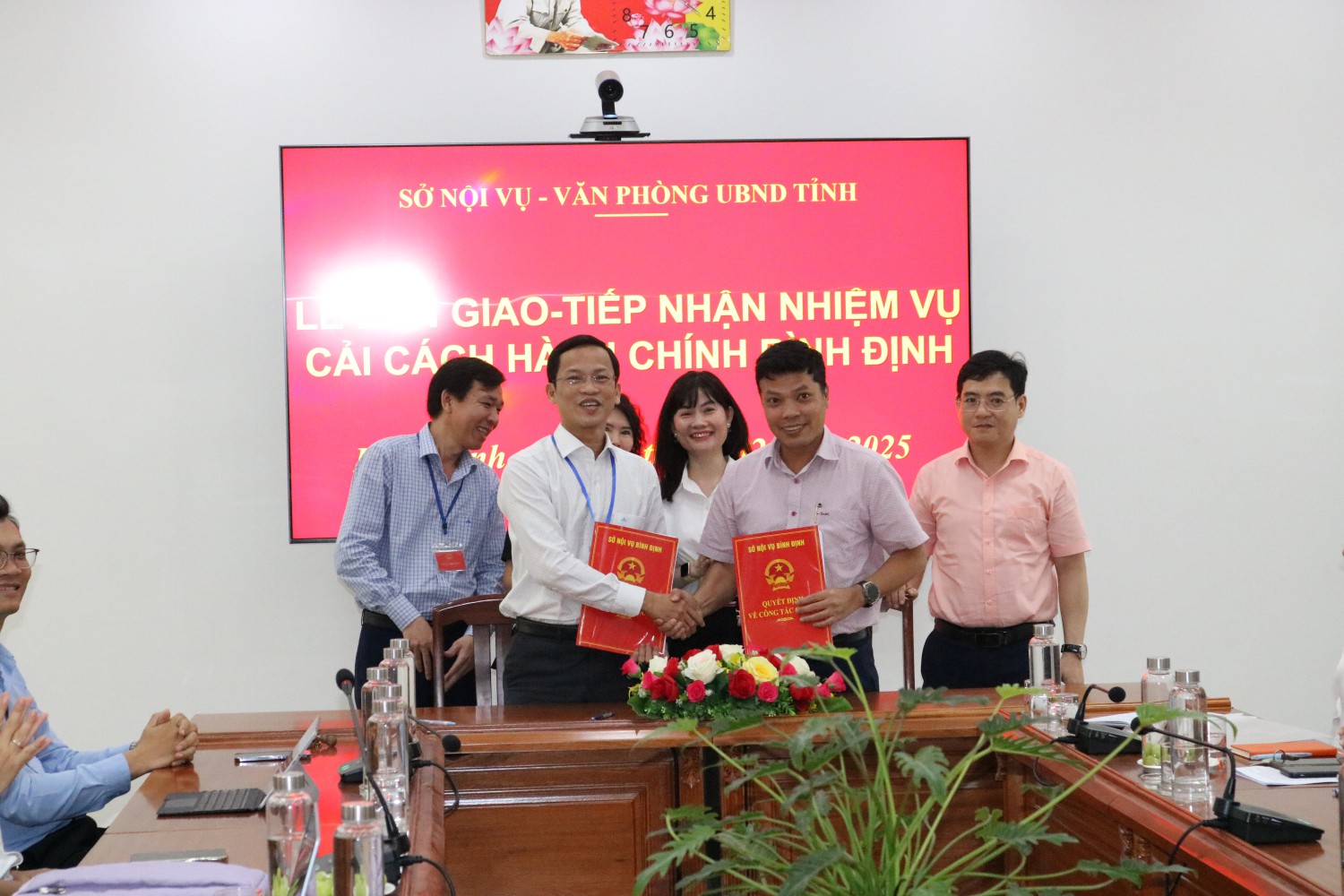 Lễ bàn giao - tiếp nhận nhiệm vụ cải cách hành chính từ Sở Nội vụ về Văn phòng Ủy ban nhân dân tỉnh.